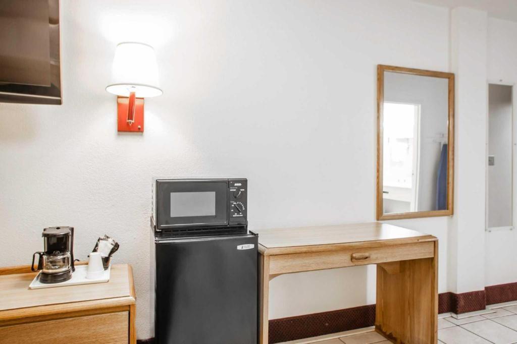 Econo Lodge Truman Inn Седалия Екстериор снимка