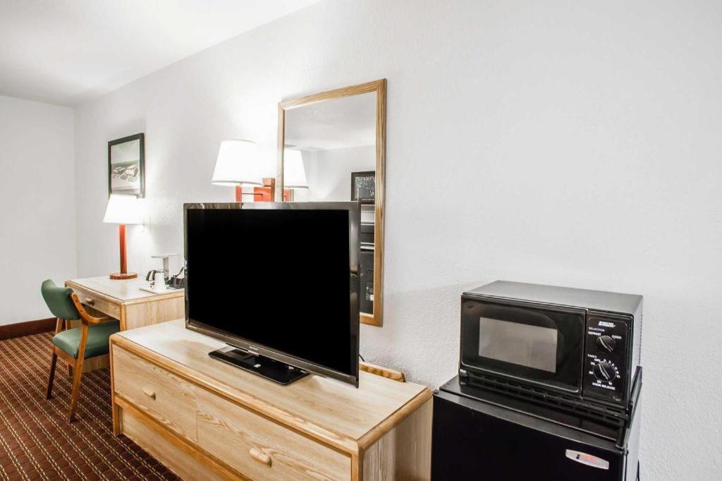 Econo Lodge Truman Inn Седалия Екстериор снимка