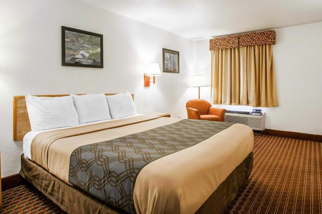 Econo Lodge Truman Inn Седалия Екстериор снимка