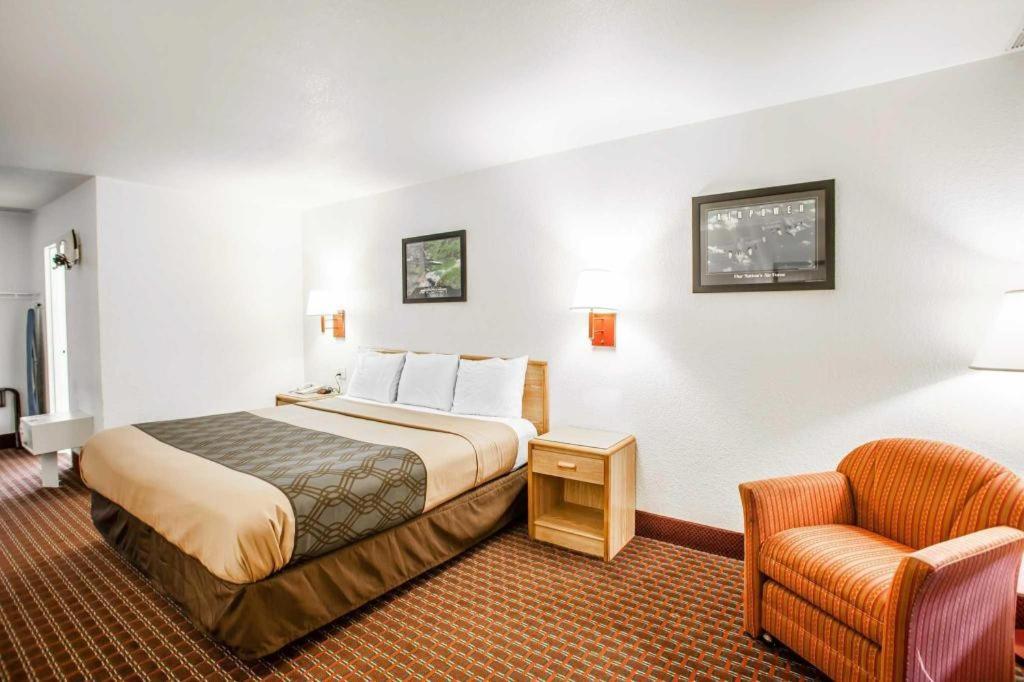 Econo Lodge Truman Inn Седалия Екстериор снимка