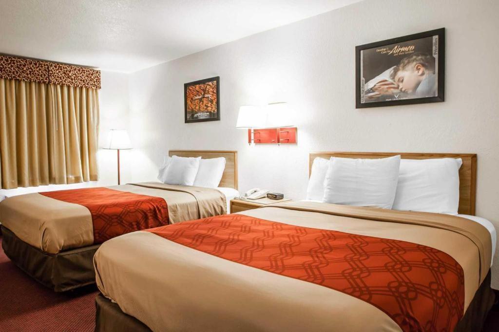 Econo Lodge Truman Inn Седалия Екстериор снимка