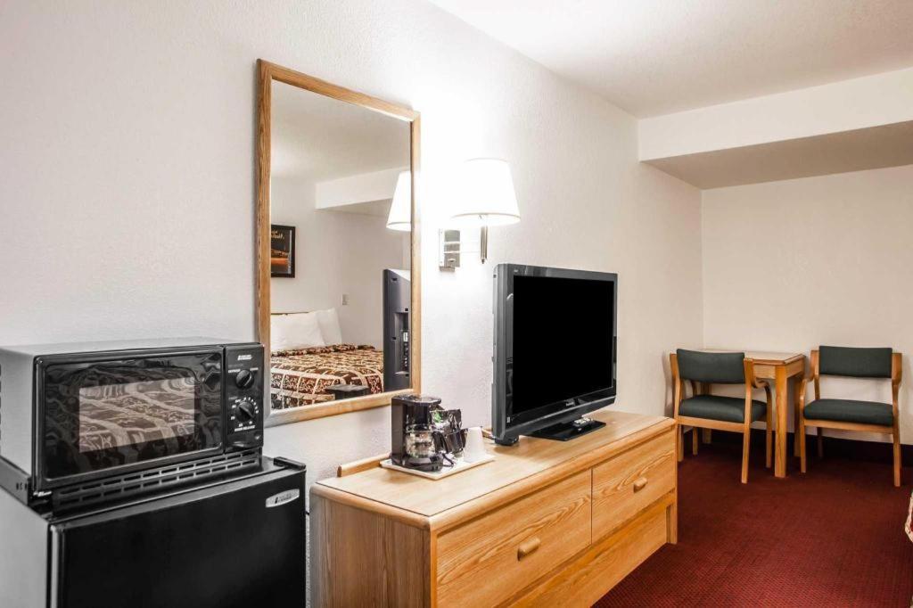 Econo Lodge Truman Inn Седалия Екстериор снимка