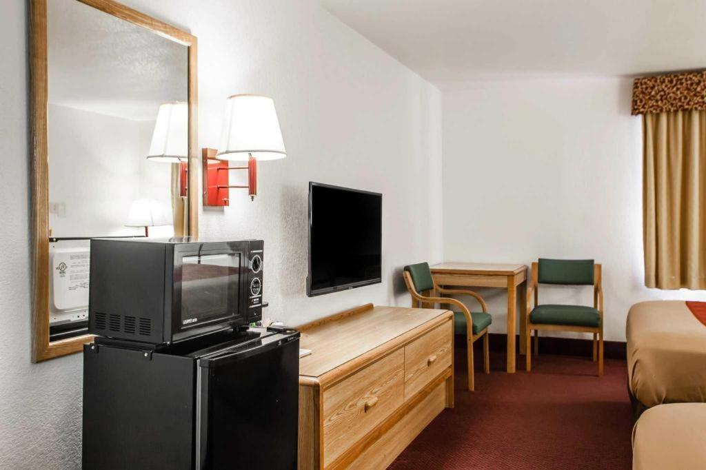 Econo Lodge Truman Inn Седалия Екстериор снимка