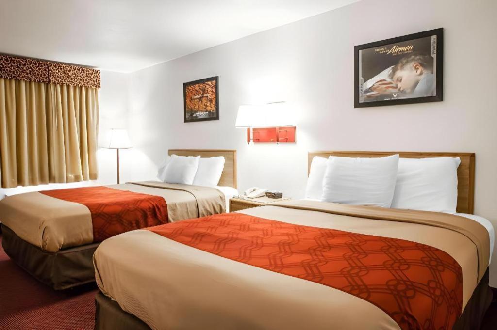 Econo Lodge Truman Inn Седалия Екстериор снимка