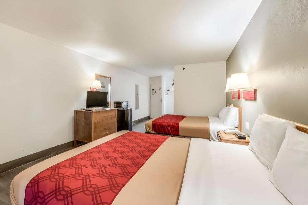 Econo Lodge Truman Inn Седалия Екстериор снимка