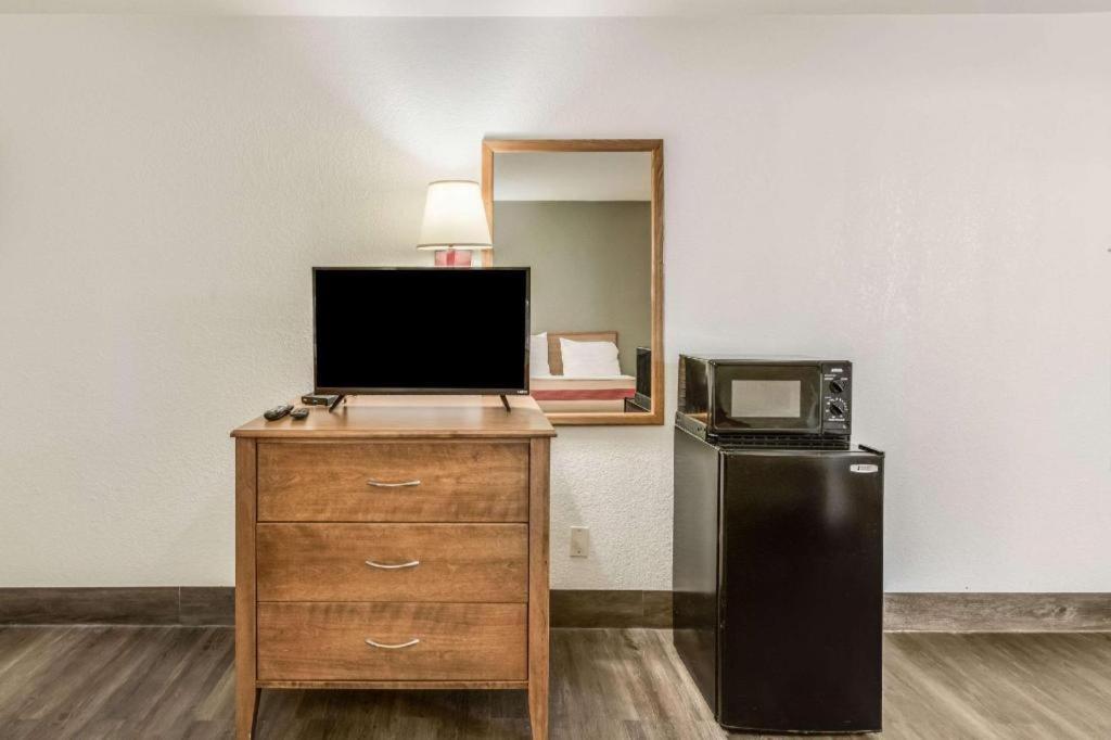 Econo Lodge Truman Inn Седалия Екстериор снимка