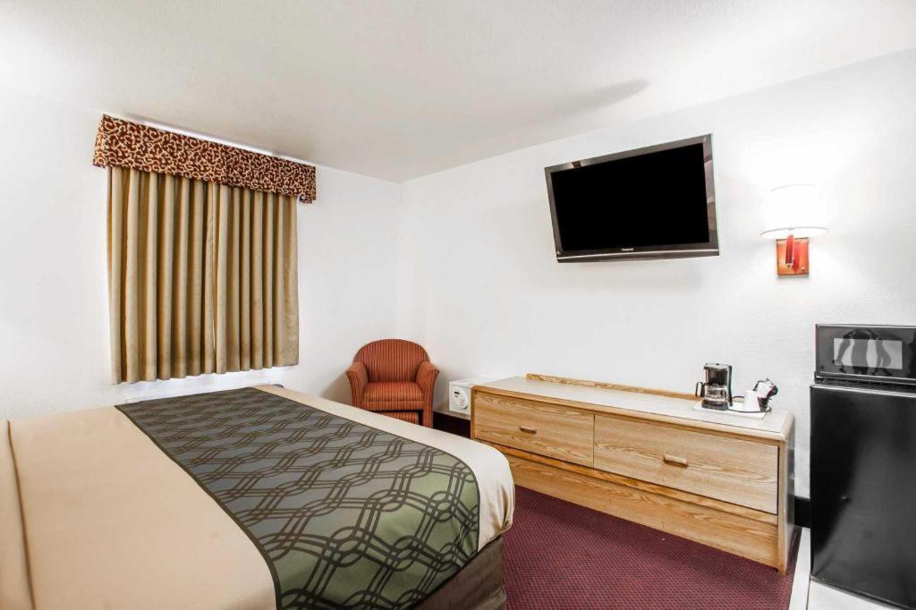 Econo Lodge Truman Inn Седалия Екстериор снимка