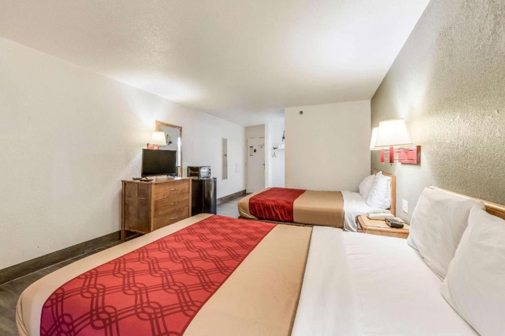 Econo Lodge Truman Inn Седалия Екстериор снимка
