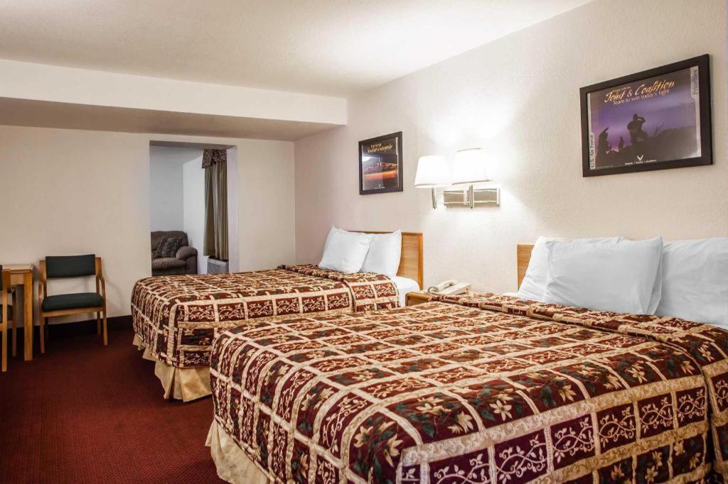Econo Lodge Truman Inn Седалия Екстериор снимка