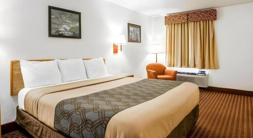 Econo Lodge Truman Inn Седалия Екстериор снимка