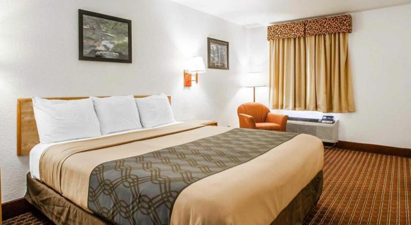 Econo Lodge Truman Inn Седалия Екстериор снимка