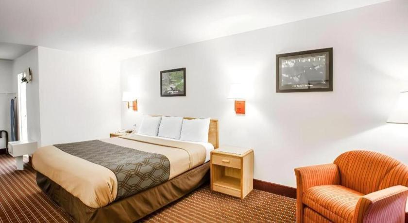 Econo Lodge Truman Inn Седалия Екстериор снимка