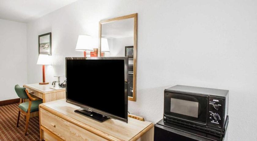 Econo Lodge Truman Inn Седалия Екстериор снимка