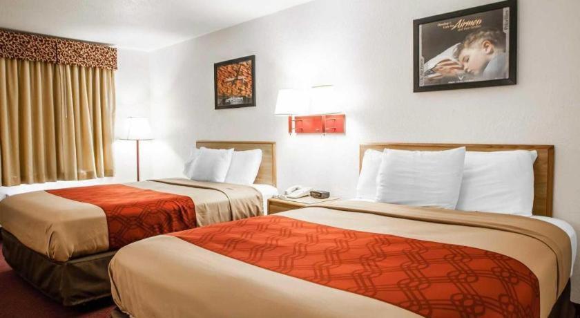 Econo Lodge Truman Inn Седалия Екстериор снимка