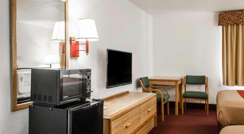 Econo Lodge Truman Inn Седалия Екстериор снимка