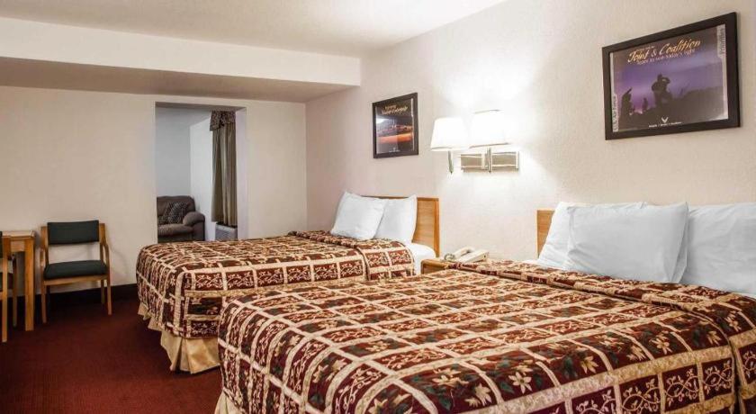 Econo Lodge Truman Inn Седалия Екстериор снимка