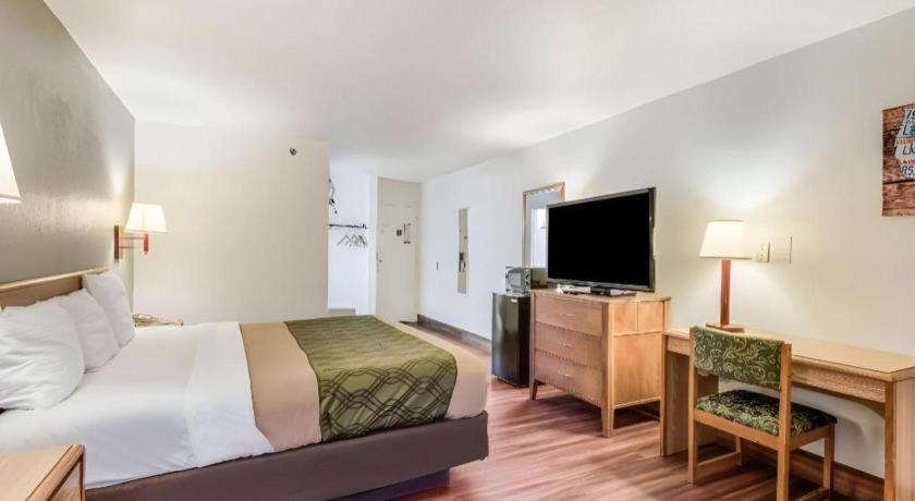 Econo Lodge Truman Inn Седалия Екстериор снимка