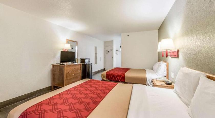 Econo Lodge Truman Inn Седалия Екстериор снимка