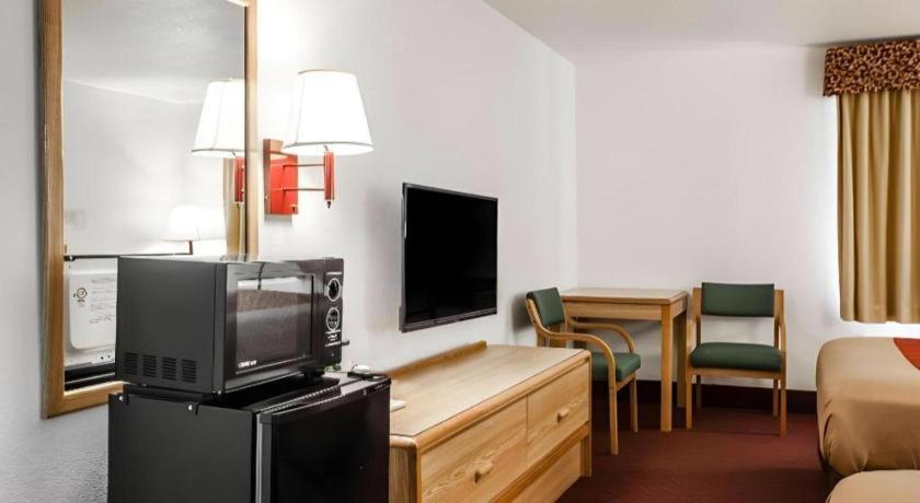 Econo Lodge Truman Inn Седалия Екстериор снимка