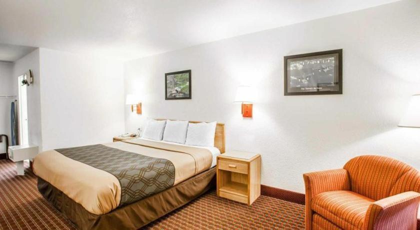 Econo Lodge Truman Inn Седалия Екстериор снимка
